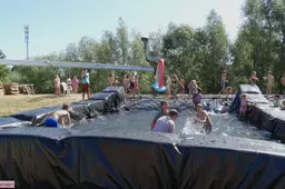 Wethouder trakteert kinderen Rhevak op ijsje tijdens zomerse kindervakantieweek 11-8-26 (13)
