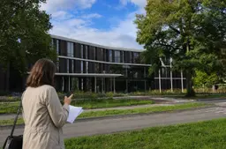 Gemeentehuis Rheden met vrouw