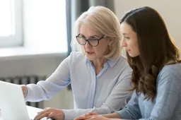 2 vrouw biedt hulp bij herstart invordering toeslagen