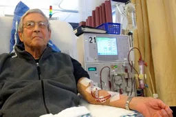 Patient_receiving_dialysis_03