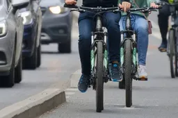 bicyclists-7916375_1280