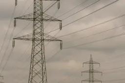 Elektriciteitstowers onder een bewolkte lucht