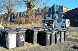 Den_Helder_-_Janzendwarsstraat_-_Grijze_bakken_(restafval)