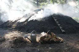 Houtskoolmeiler in de Eifel foto Olaf Op den Kamp