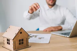 house-near-real-estate-agent-with-keys