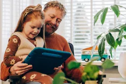 Ouder-met-kind-en-tablet