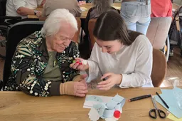 Bewoner Het Andere Wonen creatief aan de slag met student Gilde Opleidingen