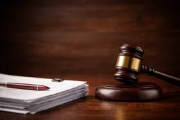 Houten gavel en stapel documenten