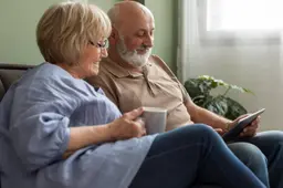 medium-shot-old-couple-indoors