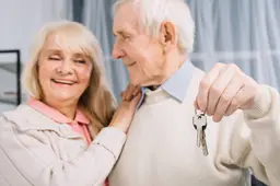 senior-couple-with-keys