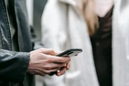 pexels-katerina-holmes-5911138-telefoon