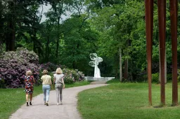 medium-bezoekers-in-de-beeldentuin-visitors-in-the-sculpture-garden-of-the-kroller-muller-museum-photo-wieneke-hofland
