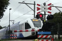 arrivatrein op spoorwegovergang bij daniken oud geleen