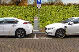elektrische autos aan de oplader