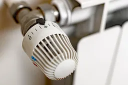 energiecrisisconcept close up van de thermostaat van de verwarmingsradiator die de koude temperatuur toont