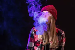 jonge vapende vrouw