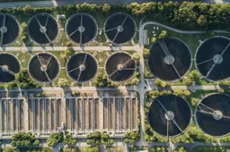 luchtfoto waterzuiveringsinstallatie