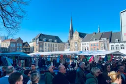 sint joep 2022 markt onder strakblauwe hemel