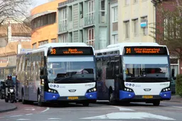 twee bussen van arriva naast elkaar voor het verkeerslicht