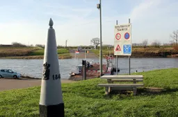 veer berg aan de maas met grenspaal december 2015