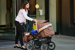 moeder kind kinderwagen