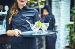 horeca serveerster brengt ijscoupes