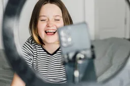 meisje vlogt terwijl ze op bed zit