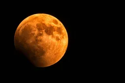 Bloedmaan pexels-george-desipris-1276314