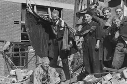 Zanger en Prins Funs van Grinsven vond in 1945 onder het puin van zijn ouderlijk huis zijn prinsenmantel terug BRON Jocus museum