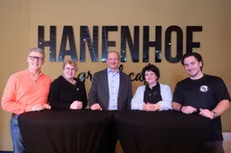 009_20260128 v.l.n.r. Jean en Chantalle Verkuijlen, wethouder Leon Geilen, nieuwe exploitant Samantha Schmitz en Rick Schmitz die met zijn dansstudio ook naar de Hanenhof verhuist