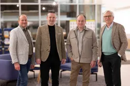 V.l.n.r. Wethouder Leon Geilen, Paul Berden, Mark Berden en wethouder Andries Houtakkers