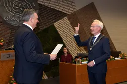 015_20260227 Gouverneur Emile Roemer beëdigt burgemeester Hans Verheijen voor zijn tweede termijn. Foto Petra Niessen