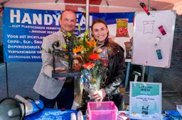 022_20260319 Wethouder Leon Geilen feliciteert Charlotte Simons, de Koningin van Sint Joep 2026