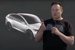 Filmpje! Elon Musk danst en feest bij opening Tesla-hub in Duitsland