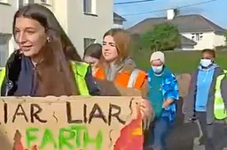 Prinses Alexia (16) is klimaatactiviste en loopt in Wales mee tijdens haar eerste publiekelijke klimaatmars