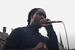 Rapper Akwasi in 2017: 'Ik ben Ashanti, die verkochten arme Ghanezen als slaven aan de Nederlanders'