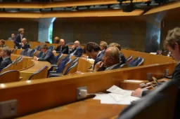 Bizar! FvD steunt Omgevingswet van Klimaatkoningin Veldhoven: 'plaatsing windmolens en zonneweides vergemakkelijkt'