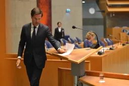 Rutte reageert op kritiek uit Tweede Kamer: 'kabinet heeft virus helemaal niet op z'n beloop gelaten!'