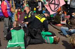 Politie pakt meerdere vervelende demonstranten op bij klimaatprotest Den Haag