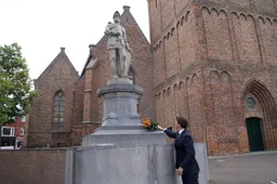 Thierry Baudet bij standbeeld van Jan van Schaffelaar: "Held!" En links wordt meteen GEK