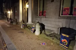 Actiegroep beplakt ambtswoning van Amsterdamse burgemeester Femke Halsema met posters: "Handen af van Zwarte Piet!"