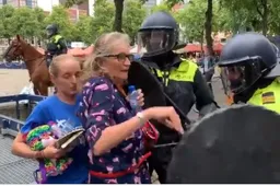 Politieagenten versus oude dames - politie grijpt hard in!