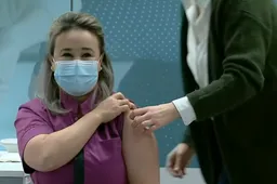 Loeidomme complotgekkies nemen eerste vaccinontvanger Sanna Elkadiri onder vuur: 'Ze is een actrice!'