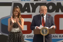 Prachtig! Mega campagnestunt van Donald Trump! Trump racet mee in Daytona 500-race