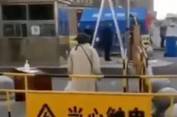 Schokkende beelden uit China: appartementen gesloten, oma's buiten in de vrieskou, vrouw gearresteerd omdat QR code rood is