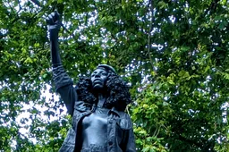 Haha! Standbeeld Black Lives Matter-vrouwtje na een dag alweer weggehaald