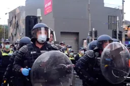 Filmpje: politie Australië schiet met rubberen kogels op vreedzame coronademonstranten