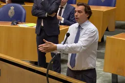 Filmpje! Thierry Baudet wast VVD'er Aukje de Vries de oren: 'Mensen mogen niet bewijzen dat ze antistoffen hebben!'