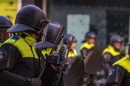 Politieagenten niet blij met aanpak rellende jongeren Utrecht: 'Dweilen met de open kraan'