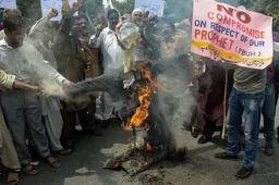 Ziek islamistisch Pakistan arresteert drie christenen voor onzin-aantijgingen 'blasfemie' en 'Koran verbranden'